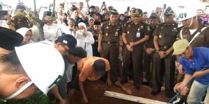 Jenazah Jaksa Dodi Korban Lion Air Jatuh Dimakamkan di Bintaro