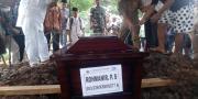 Isak Tangis Warnai Pemakaman Jenazah Korban Lion Air di TPU Selapajang