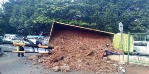 Truk Tanah Terguling di Transmart Cikokol, Lalin Macet Parah 