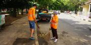 Kisah Petugas Oranye yang Tak Kenal Lelah Bersihkan Sampah di Tangerang