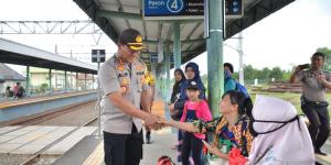 Jelang Nataru, Kapolresta Tangerang Pantau Keamanan di Stasiun Kereta