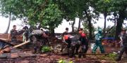 Pasca Tsunami, Banser Tangerang Bersihkan Makam Syekh Asnawi Caringin