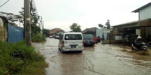 Jalan Banjir & Macet Parah, Warga Cisauk Layangkan Petisi 