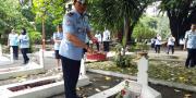 Sambut Hari Bhakti ke-69, Imigrasi Tabur Bunga di Makam Pahlawan Tangerang