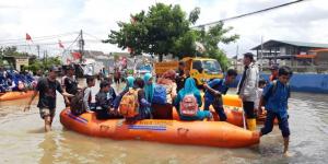 Periuk Banjir Lagi, Akses Kendaraan Lumpuh 