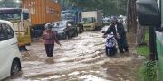 Banjir, Puluhan Kendaraan Mogok di Jalan Pemda Tigaraksa