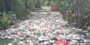 Warga Teluknaga Keluhkan Sampah Menumpuk di Irigasi