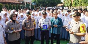 Aksinya Viral, Satpam SMAN 4 Dapat Penghargaan dari Polres Tangsel 