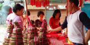 Jelang Imlek, Omzet Koh Wawan di Pasar Lama Capai Rp10 Juta