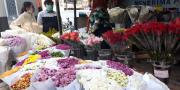 Sambut Valentine, Kaum Milenial Berbondong-bondong Borong Bunga di Pasar Lama