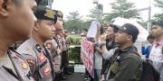 Bolos Berjamaah, Mahasiswa Hadiahi DPRD Tangerang Keranda Mayat