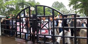 Saat HUT Kota Tangerang ke-26, Mahasiswa Geruduk Puspemkot