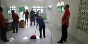 Napi Lapas Tangerang Bersih-bersih Masjid