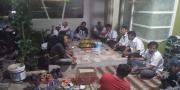 Jokowi-Ma'ruf Unggul di Tangsel, Relawan Posraya Potong Tumpeng 