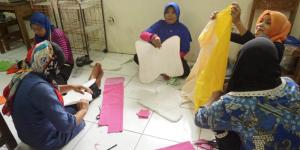 Jadi Tulang Punggung, Emak-emak di Tangerang Diajari Bikin Anyaman Keset