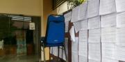 Kertas Hasil Perhitungan Suara Pemilu di Kota Tangerang Terendam Banjir