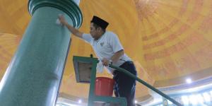 Melihat Wali Kota Tangerang Jadi "Marbot" Bersihkan Masjid Al-Azhom