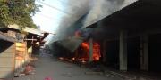 Toko Boneka di Pasar Kemis Hangus Terbakar 