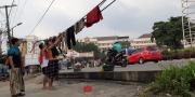 Membahayakan Warga, Pemuda Pamulang Jemur Pakaian di Kabel Semrawut