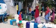 Warga Kesulitan Air Bersih Akibat Listrik Padam, PDAM TKR Salurkan Bantuan Air