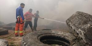 Tumpukan Ban Bekas di Serang Terbakar