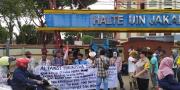 Puluhan Mahasiswa Papua Gelar Aksi Damai di Depan UIN Jakarta