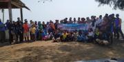 Ratusan Relawan Bersihkan Pantai Tanjung Kait dari Sampah Plastik