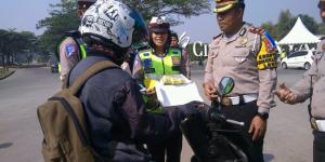 Patuhi Aturan, Pengendara di Kabupaten Tangerang Dapat Bingkisan