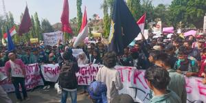 Demo di Cilegon, Mahasiswa Blokade Jalan Nasional