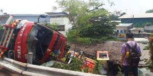 Mobil Damkar Tergelincir di Tol Kebon Nanas, 4 Luka-luka