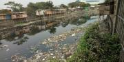 Kali Perancis Tangerang Dipenuhi Sampah, Warga Keluhkan Bau Tak Sedap