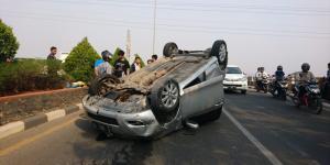 Hindari Sepeda Motor, Sedan Terbalik di Cilegon