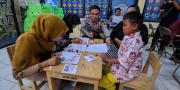 Hari Batik, Satlantas Polresta Tangerang Ajak Pemohon SIM Membatik