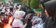 Hari Guru Nasional, Isak Tangis Siswa Pecah di SDN Pondok Kacang Barat 03