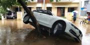 Viral, BMW Terbawa Arus Banjir di Serpong