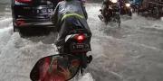 Warga Keluhkan Banjir di Jalan Kutabumi Pasar Kemis
