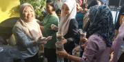 Mahasiswa KKN UMT Ajari Ibu-ibu di Uwung Jaya Tanam Hidroponik