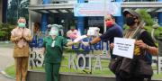 Hari Kartini, Kotret Bagikan Bunga & APD untuk Tenaga Medis RSUD Kota Tangerang 