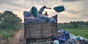Waduh, Belasan Truk Buang Sampah Sembarangan di Cikupa