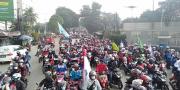 Massa Buruh dari Tangerang Geruduk Gubernur Banten