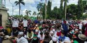 Massa Simpatisan Habib Rizieq di Tangerang Disekat Polisi