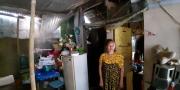 Hidup di Rumah Goyah di Tangsel, Mursih & Suami Kabur Setiap Hujan