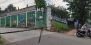 Semrawut Untaian Kabel Halangi Akses Jalan Warga Ciater Tangerang Selatan