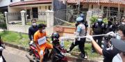 Reka Ulang Pembantaian Pasutri WNA di Serpong, Korban Terima 6 Sabetan Kapak