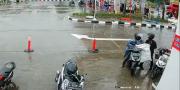 Waspada, Maling Incar Paket Ekspedisi Terekam CCTV di SPBU Tangerang