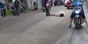 Wanita Tiduran di Tengah Jalan Tangerang Sambil Pegang Pisau