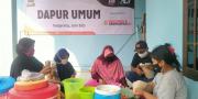 Warga bersama MRI Act Kota Tangerang Gotong Royong Bangun Dapur Umum