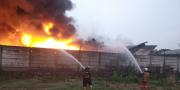 Pabrik Tiner di Desa Cukang Galih Tangerang Terbakar Hebat, Api Membesar 