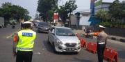 Banyak Alasan untuk Lolos dari Penyekatan, Petugas Tetap Putar Balik Kendaraan di Jalan Daan Mogot Tangerang