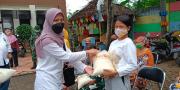 Brand Pakaian Lokal Salurkan 1 Ton Beras ke Warga Tanah Tinggi Tangerang